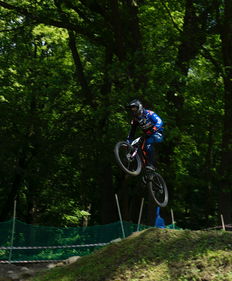 (穿越城市奔跑赛)穿越城市挑战极限：一个令人上瘾的跑酷游戏体验